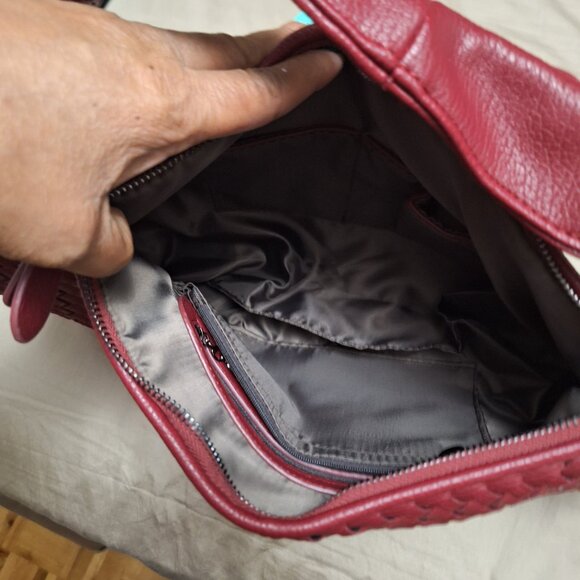 WINE COLOR BIG HAND BAG. - Picture 4 of 6